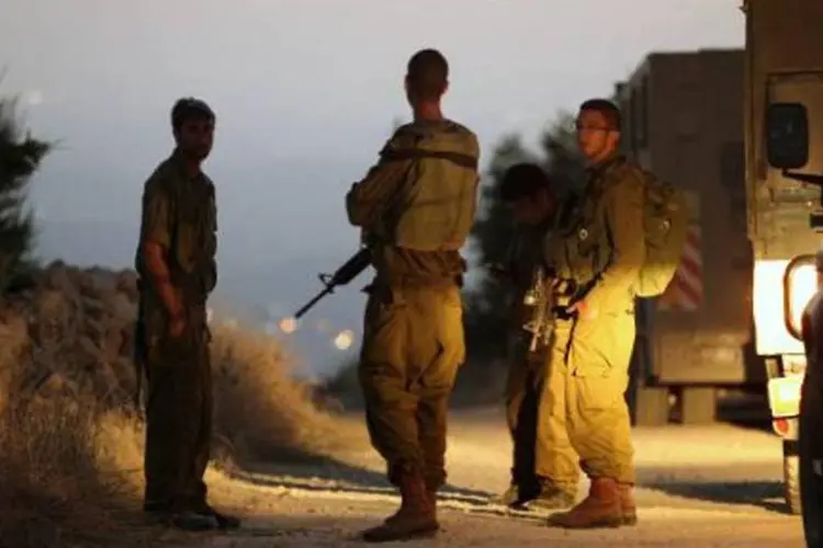 
	Soldados israelenses bloqueiam uma das entradas do vilarejo de Halhul, Cisjord&acirc;nia
 (Hazem Bader/AFP)