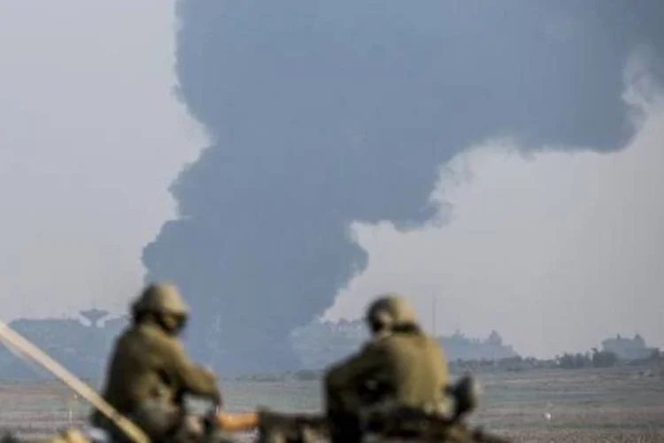 Soldados no lado israelense da fronteira: Al Jazeera esvaziou escritório em Gaza após ser alvo de tiros nesta terça (Jack Guez/AFP)