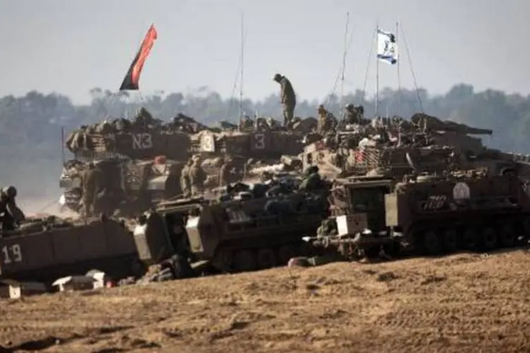 
	Soldados israelenses: &uacute;nico foguete lan&ccedil;ado do L&iacute;bano ou S&iacute;ria caiu no extremo norte de Israel em &aacute;rea aberta
 (Menahem Kahana/AFP)