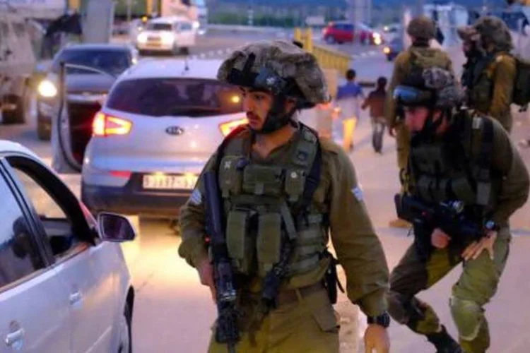 Soldados israelenses são vistos em Hebrom: Zyad Awad, 30 anos, morreu com um disparo nas costas durante os incidentes que ocorreram durante o enterro de seu parente (Ahmad Gharabli/AFP)