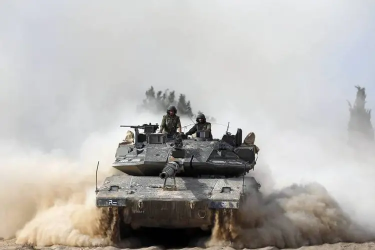 
	Soldados israelenses pr&oacute;ximos da fronteira com o sul da Faixa de Gaza, em Israel
 (Baz Ratner/Reuters)