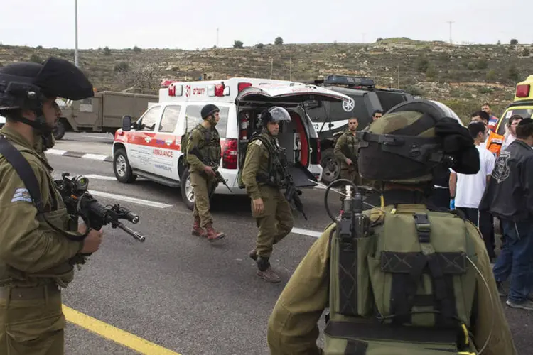 
	Soldados israelenses: o ex&eacute;rcito israelense derrubou meia centena de im&oacute;veis palestinos na regi&atilde;o C do territ&oacute;rio ocupado da Cisjord&acirc;nia
 (Ronen Zvulun/Reuters)