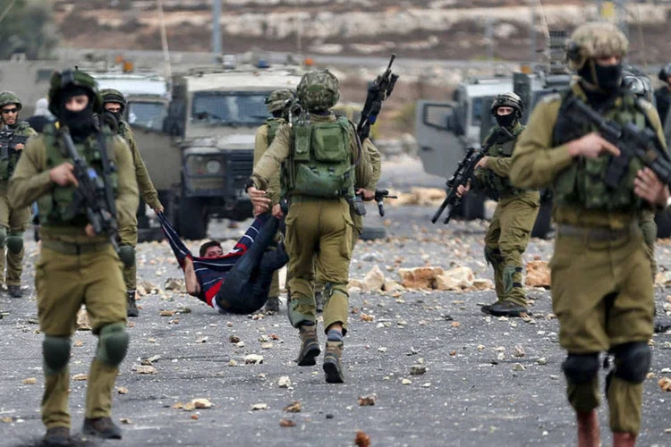 Soldados israelenses prendem manifestante da Palestina em protesto próximo a Mesquita (REUTERS/Mohamad Torokman)