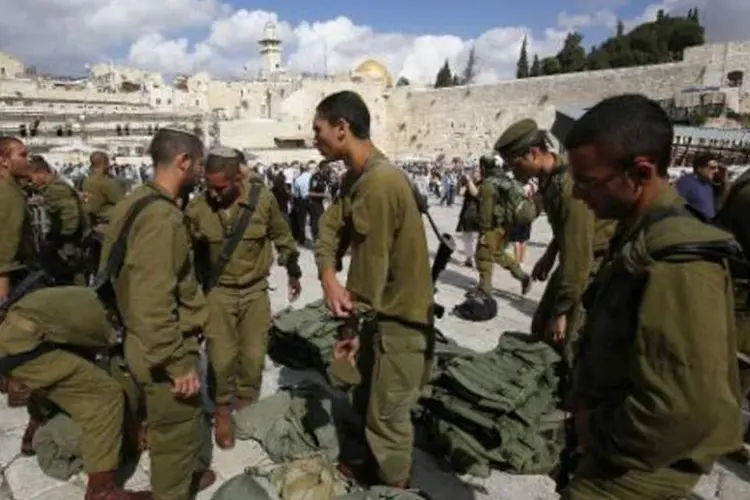 Soldados israelenses posicionados no setor antigo da Cidade de Jerusalém: exército matou jovem palestino de 22 anos nesta terça-feira (Gali Tibbon/AFP)