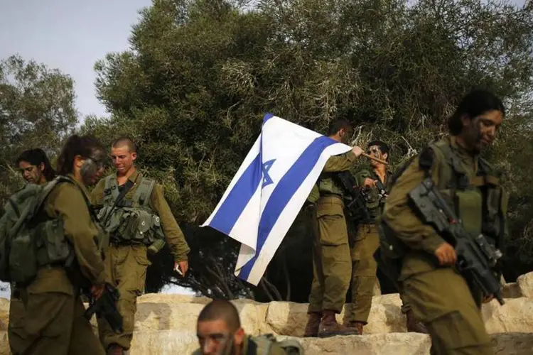 
	Soldados israelenses: jovem agredido &eacute; primo de menor que foi queimado vivo
 (Amir Cohen/Reuters)