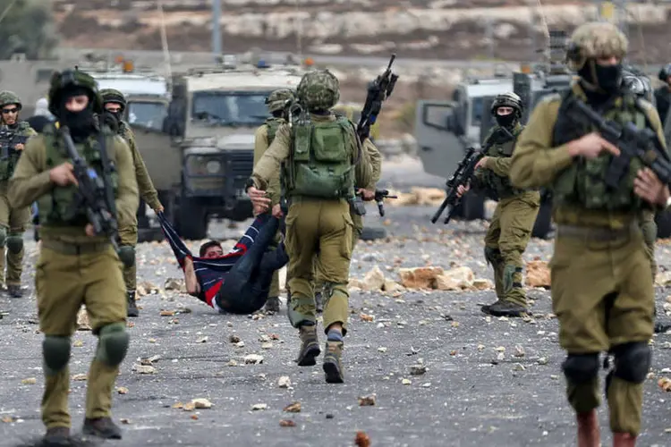 
	Soldados israelenses:a deten&ccedil;&atilde;o administrativa &eacute; pol&ecirc;mica n&atilde;o apenas entre palestinos, mas tamb&eacute;m entre os defensores dos direitos humanos
 (REUTERS/Mohamad Torokman)