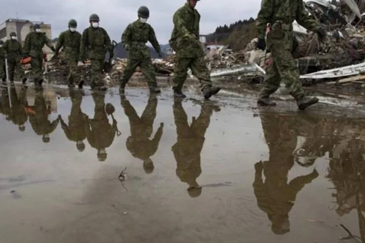 
	Ex&eacute;rcito japon&ecirc;s procura por sobreviventes: na tentativa de recontruir o pa&iacute;s e ajudar as v&iacute;timas, o governo aprovou quatro or&ccedil;amentos extraordin&aacute;rios
 (Paula Bronstein/Getty Images)