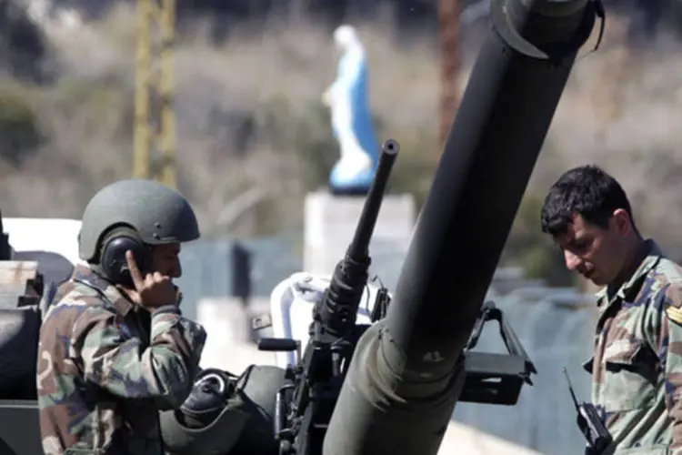 Soldados libaneses próximos de um veículo militar durante uma manobra na vila de Kfarfalous, no sul do Líbano (Ali Hashisho/Reuters)