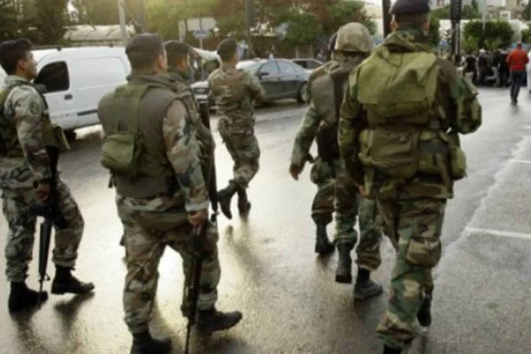 
	Soldados l&iacute;baneses avan&ccedil;am em dire&ccedil;&atilde;o aos manifestantes em Saidon: H&aacute; poucos dias, o ex&eacute;rcito encontrou e desativou outros dois proj&eacute;teis em uma &aacute;rea do sul do L&iacute;bano&nbsp;
 (AFP / Mahmoud Zayyat)
