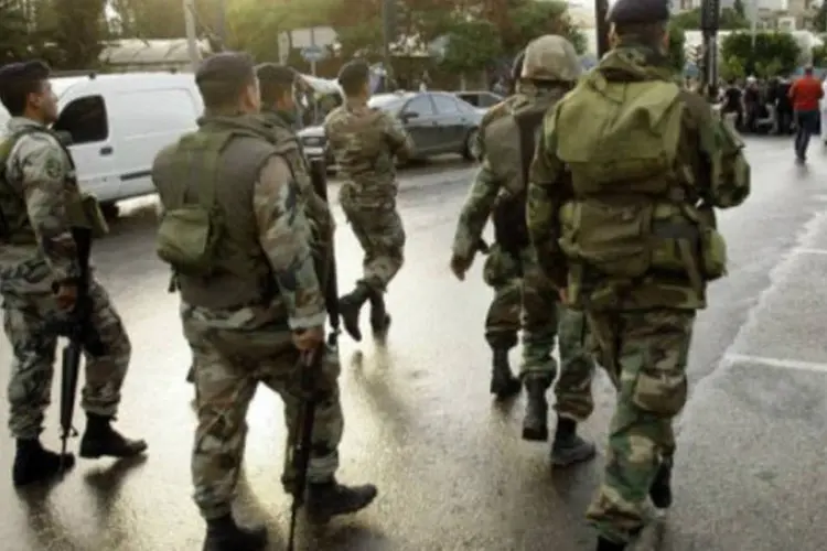 
	Soldados l&iacute;baneses avan&ccedil;am em dire&ccedil;&atilde;o a manifestantes em Saidon
 (AFP / Mahmoud Zayyat)