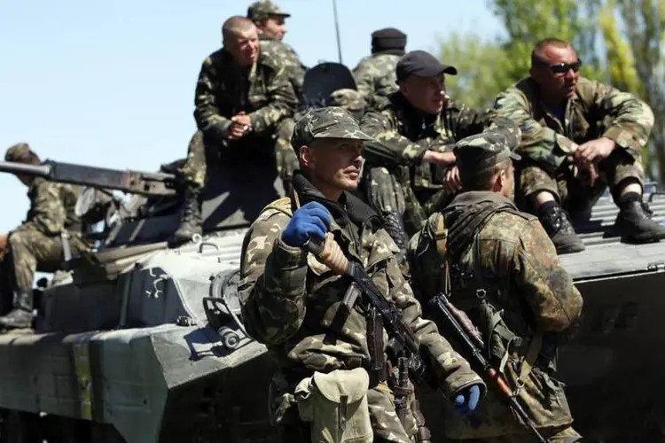 Soldados ucranianos em Mariupol, Ucrânia: durante a madrugada ocorreram confrontos entre militares ucranianos e insurgentes (Marko Djurica/Reuters)