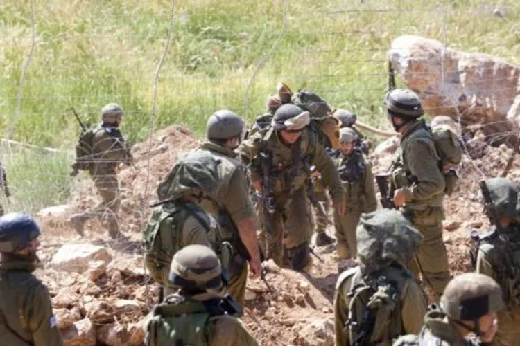 Soldados ficaram na fronteira de Israel após o ataque. Fontes sírias relataram que 23 pessoas morreram no episódio e mais de 200 ficaram feridas (Uriel Sinai/Getty Images)