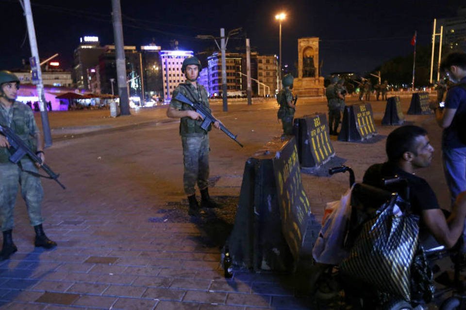 Na Turquia, 17 policiais morrem e helicóptero é derrubado