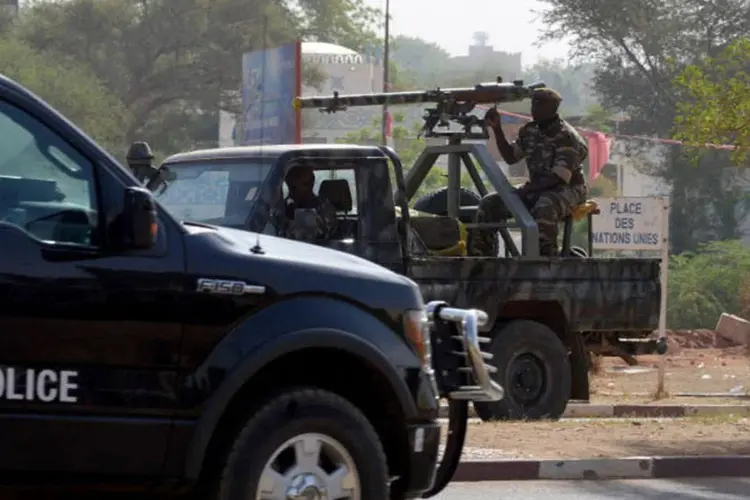 
	Soldados do N&iacute;ger: os terroristas n&atilde;o sofreram baixas por aproveitar-se do elemento surpresa
 (Issouf Sanogo / AFP)