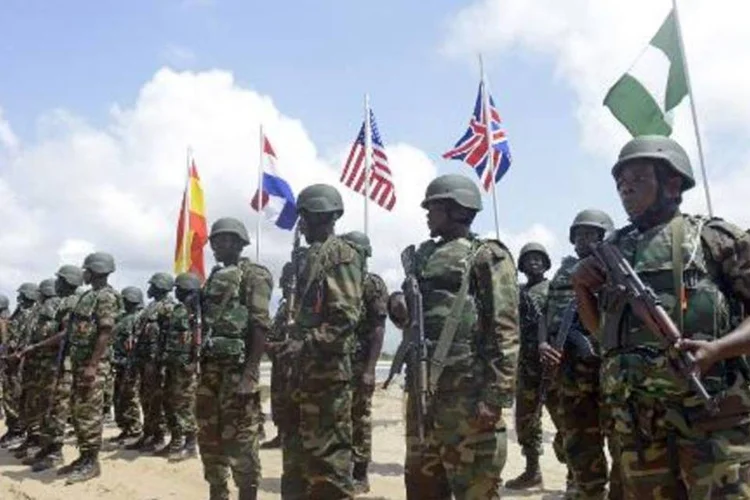 
	Soldados nigerianos durante exerc&iacute;cio militar: tamb&eacute;m morreram sete soldados e outros nove ficaram feridos, disse Usman, destacando a coragem dos militares para repelir o ataque do Boko Haram
 (Pius Utomi Ekpei/AFP)