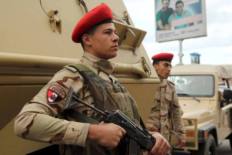 
	Soldados: uma bomba explodiu contra um tanque da pol&iacute;cia perto de uma delegacia no norte do pa&iacute;s
 (Asmaa Waguih / Reuters)