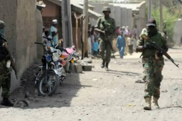 
	Soldados no estado de Borno: Regi&atilde;o cronicamente inst&aacute;vel, o nordeste da Nig&eacute;ria &eacute; considerado reduto do grupo radical isl&acirc;mico Boko Haram
 (AFP)