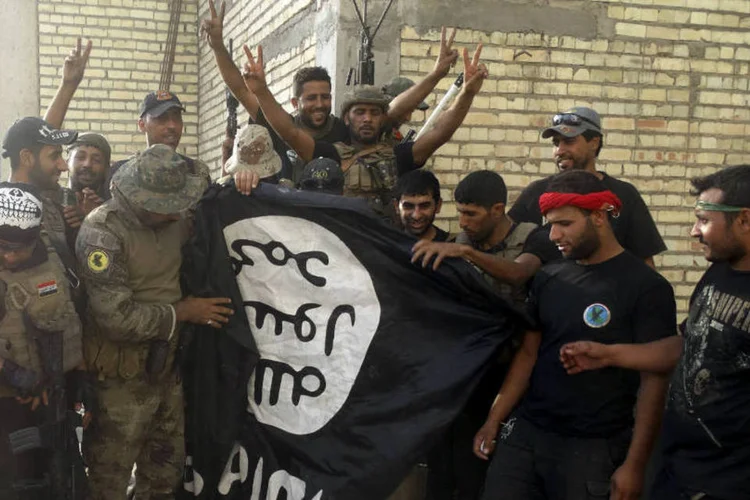 
	Soldados no Iraque com bandeira do EI: uma fonte iraquiana disse que Al Baghdadi n&atilde;o est&aacute; entre os mortos no bombardeio
 (Reuters)