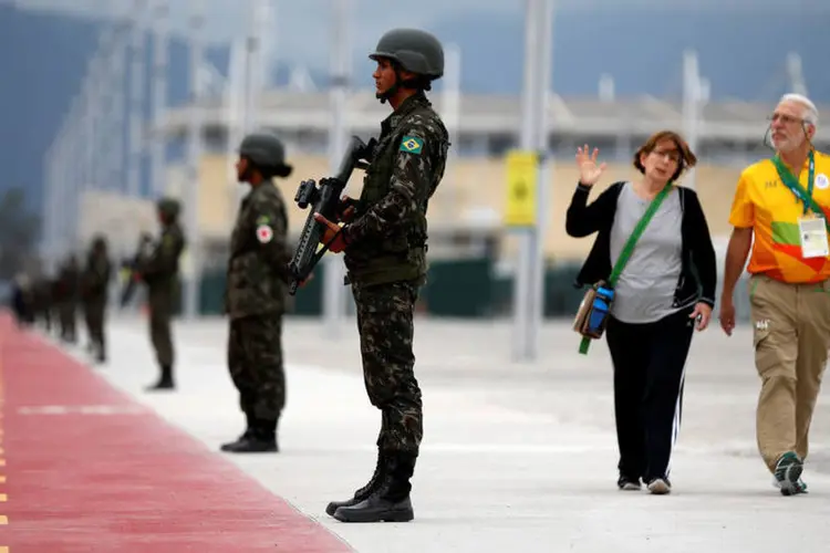 Soldados brasileiros no parque Olímpico no Rio de Janeiro, dia 21/07/2016 (Stoyan Nenov / Reuters)