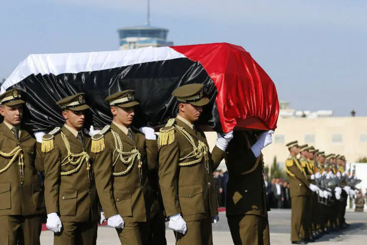 Soldados palestinos carregam caixão do dirigente Ziad Abu Ein, que morreu ontem (Ammar Awad/Reuters)