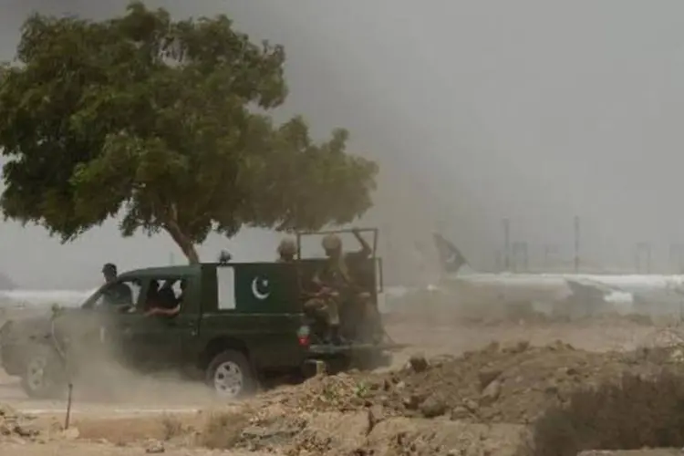 Soldados patrulham a área do aeroporto de Karachi, no Paquistão, após o ataque (Asif Hassan/AFP)