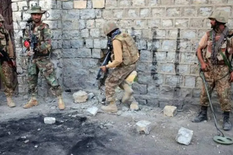 Soldados fazem uma operação contra militantes do taleban no Paquistão (AFP)