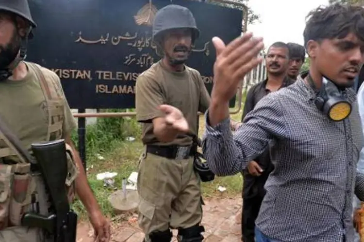 Soldados retiram manifestantes do prédio do canal estatal PTV em Islamabad (Aamir Qureshi/AFP)