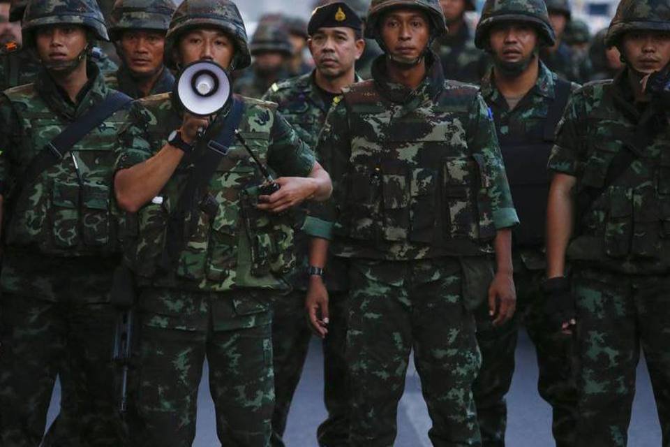 Exército tailândes detém ex-premiê um dia após golpe militar