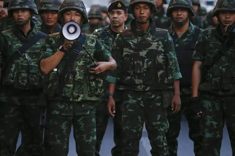 
	Soldados durante protesto: Tail&acirc;ndia sofreu 12 golpes desde o estabelecimento da democracia
 (Damir Sagolj/Reuters)