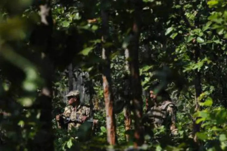 Soldados indianos buscam rebeldes maoístas: intenso tiroteio entre policiais e dezenas de rebeldes aconteceu após uma emboscada (Dibyangshu Sarkar/AFP)
