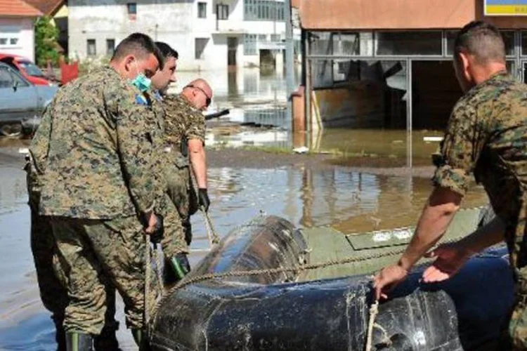 Soldados bósnios em operação de resgate: inundações provocaram quase 50 mortes  (Elvis Barukcic/AFP)