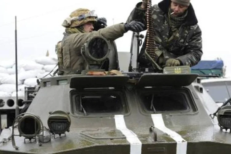 
	Soldados russos: al&eacute;m disso, cerca de 50 mil soldados russos est&atilde;o posicionados ao longo da fronteira, diz militar
 (Alexander Khudoteply/AFP)