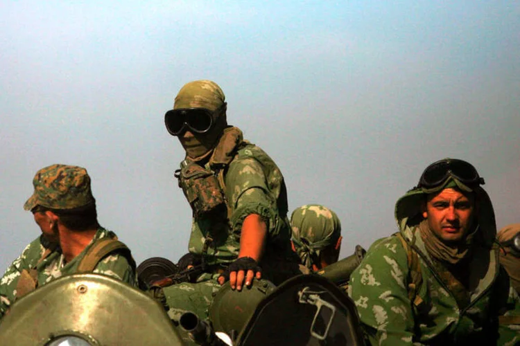 Soldados russos em uma rodovia próxima de Gori, durante o conflito contra a Geórgia, de 2008 (Uriel Sinai/Getty Images)