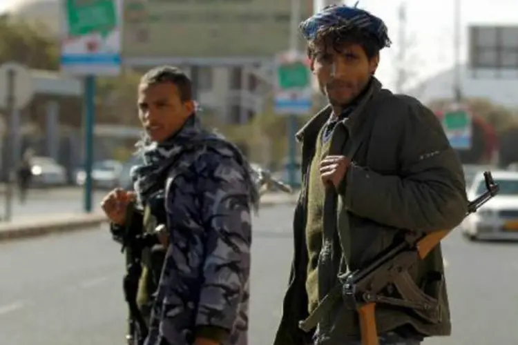 Soldados iemenitas bloqueiam ruas ao redor do palácio presidencial na capital Sana (Mohammed Huwais/AFP)
