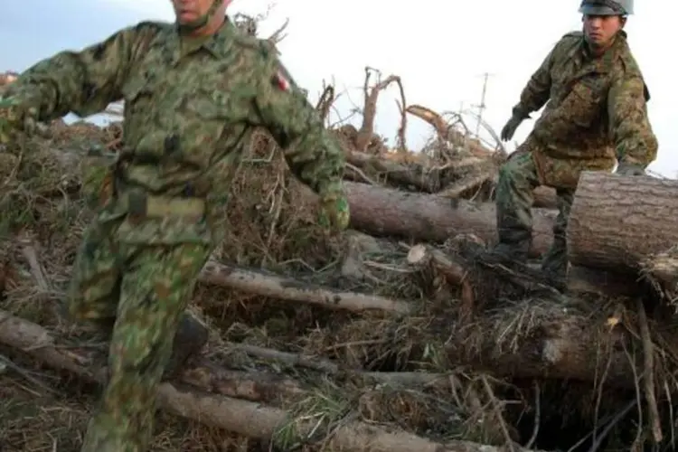 Soldados resgatam vítimas em Sendai: masi de 25 mil pessoas já foram resgatadas (Getty Images)