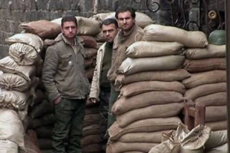 Soldados sírios em um posto de controle em Homs: a Síria é um dos principais clientes da indústria militar russa (Mumtaz al-Baloua/AFP)