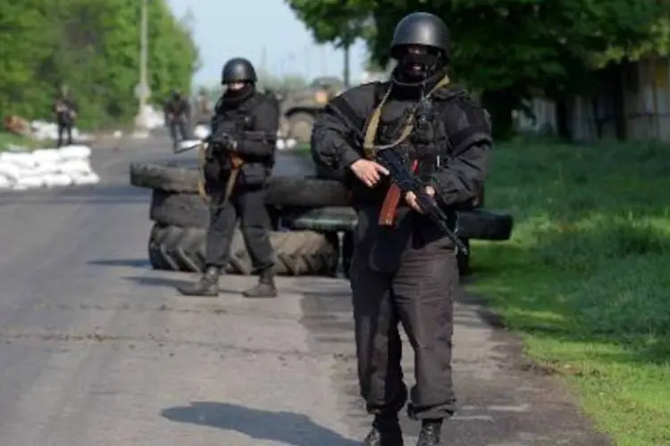 Soldados em posto de controle perto da cidade de Slaviansk: ministro não informou se as vítimas são nacionalistas ucranianos ou separatistas pró-Moscou (Vasily Maximov/AFP)
