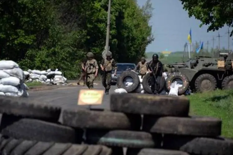 
	Soldados em estrada que leva a Slaviansk: minist&eacute;rio russo das Rela&ccedil;&otilde;es Exteriores estabelece uma lista de viola&ccedil;&otilde;es dos direitos humanos na Ucr&acirc;nia
 (Vasily Maximov/AFP)