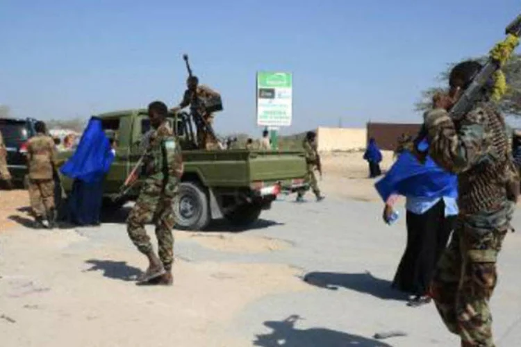 Soldados somalis patrulham ruas de Mogadíscio: bairro do ataque abriga o quartel-general do serviço de inteligência somali (Mohamed Abdiwahab/AFP)