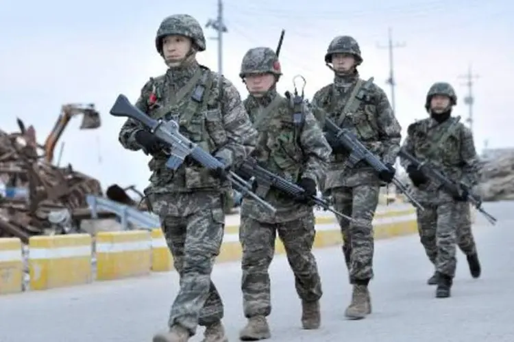 Soldados sul-coreanos realizam patrulha na ilha de Yeonpyeong (Jung Yeon-Je/AFP)