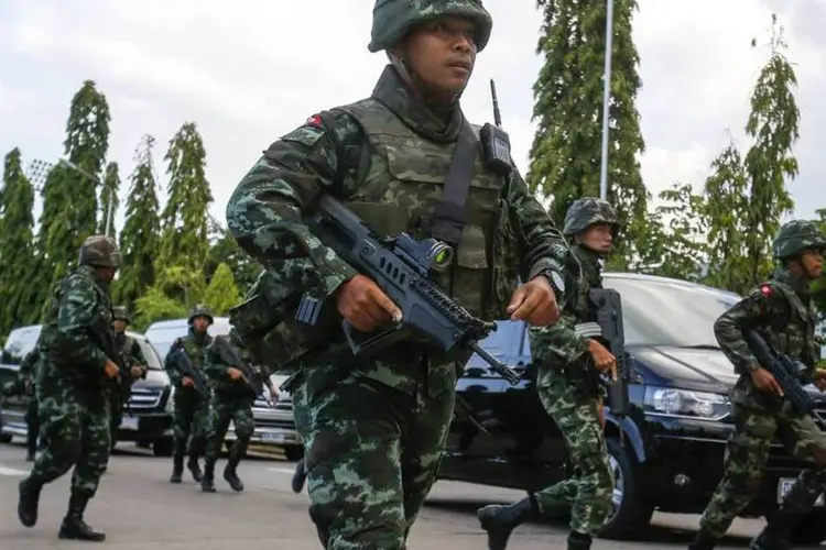 
	Soldados na Tail&acirc;ndia: o ex&eacute;rcito assumiu o governo em 22 de maio
 (Athit Perawongmetha/Reuters)