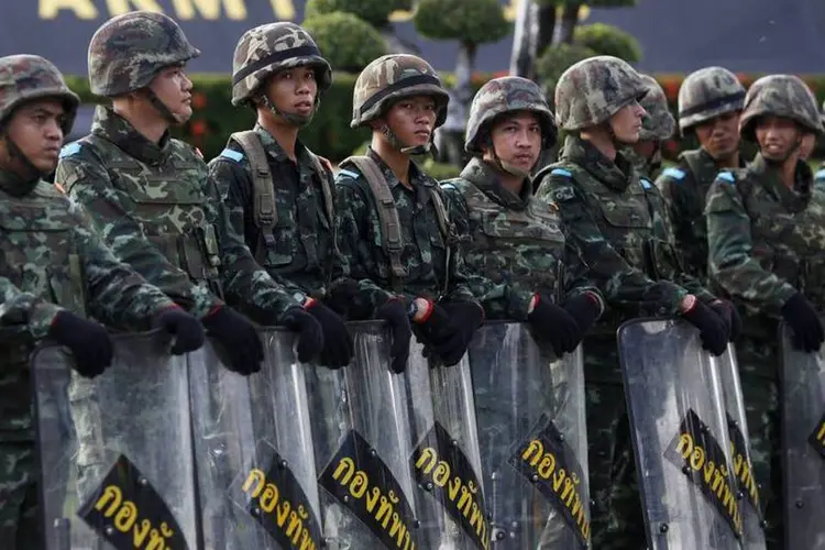 Soldados tailandeses, em guarda: chefe do exército tailandês tomou o poder (Damir Sagolj/Reuters)