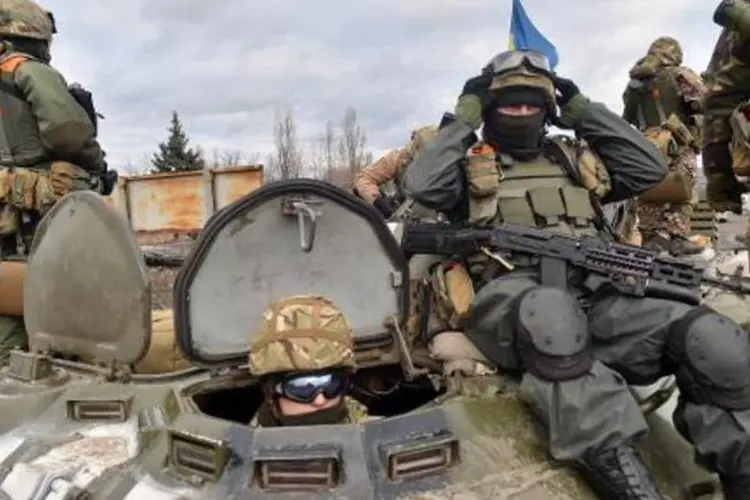 
	Soldados ucranianos s&atilde;o vistos em um blindado em Debaltseve, uma cidade da regi&atilde;o de Donetsk
 (Sergei Supinsky/AFP)