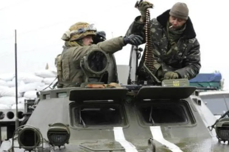 
	Soldados russos na regi&atilde;o de Donetsk: Segundo porta-voz alem&atilde;o, o &quot;atual n&iacute;vel de viol&ecirc;ncia&quot; que os separatistas empregam &quot;n&atilde;o seria poss&iacute;vel&quot; sem este respaldo russo&quot;
 (Alexander Khudoteply/AFP)