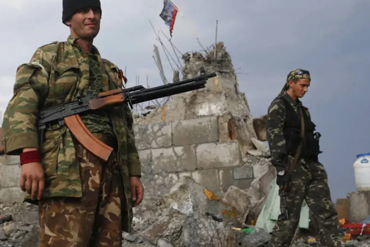 
	Separatistas pr&oacute;-R&uacute;ssia caminham na cidade de Donetsk, na Ucr&acirc;nia
 (Maxim Shemetov/Reuters)