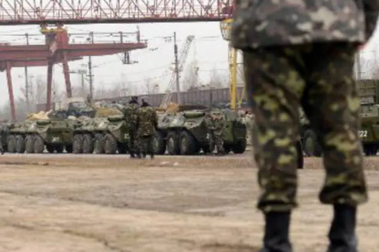 
	Soldados ucranianos em Lviv:&nbsp;Kiev sustenta que nenhuma de suas unidades militares na Crimeia se rendeu por completo &agrave; R&uacute;ssia
 (Yuriy Dyachsyshyn/AFP)