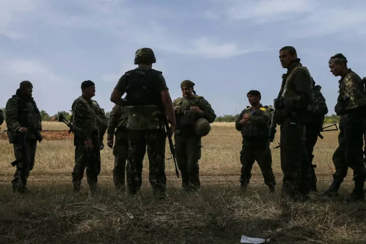 
	Soldados ucranianos: recuo demarca regi&atilde;o que separa as posi&ccedil;&otilde;es dos dois lados
 (Gleb Garanich)