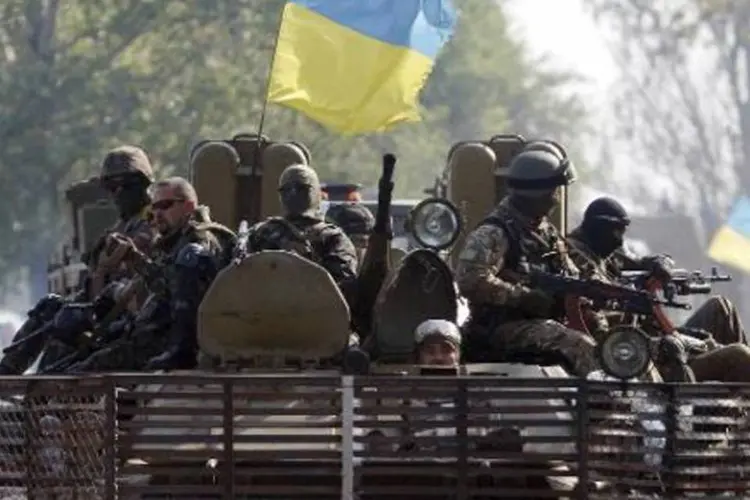 Soldados ucranianos patrulham a região de Donetsk, no leste do país (Anatolii Stepanov/AFP)