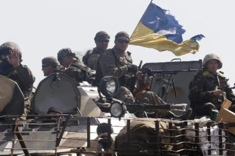 Soldados ucranianos patrulham área da região de Donetsk em veículo blindado (Anatolii Stepanov/AFP)