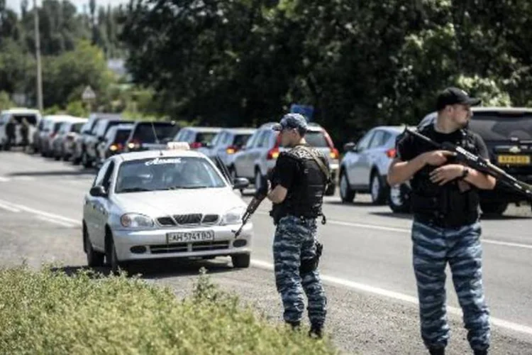 
	Soldados na Ucr&acirc;nia: &aacute;reas tinham 1,7 milh&atilde;o de pessoas antes do conflito
 (Bulent Kilic/AFP)